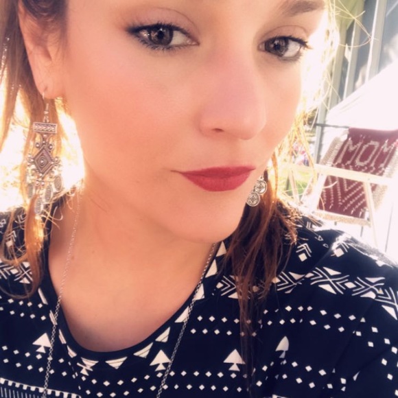 Meet your Posher, Lisa - Picture 3 of 3